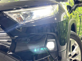 【LEDヘッドライト】悪天候や夜間走行時も良好な視界を確保し安心して運転できる高輝度LEDヘッドライトを装備!点灯速度が早く、消費電力も抑えられています。