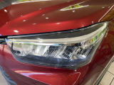 【LEDヘッドライト】悪天候や夜間走行時も良好な視界を確保し安心して運転できる高輝度LEDヘッドライトを装備!点灯速度が早く、消費電力も抑えられています。