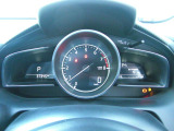 大型円形メーターを中心とし、左右にウィング状のディスプレイを配置したメーターパネル。ドライバーへ中心軸を意識させ、「どこまでも走っていきたい」と思わせてくれるデザインです。