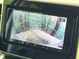 【バックカメラ】駐車時に後方がリアルタイム映像で確認できます。大型商業施設や立体駐車場での駐車時や、夜間のバック時に大活躍!運転スキルに関わらず、今や必須となった装備のひとつです!