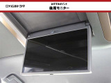 【後席モニター】 折りたたんで収納できるので使用しないときには邪魔になりません。長時間のドライブには是非音楽や映画を楽しんでください。(V13T-R72F)