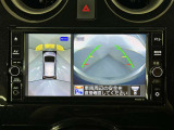 上からの視点で狭い駐車場への駐車に役立つ、アラウンドビューモニター対応メモリーナビ装備。