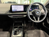 コックピットは、BMWらしくセンター・コンソールがドライバーに向けて傾けられた設計になっています。