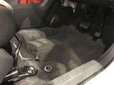 内装工程では、中古車を気持ちよくお乗りいただけるよう清掃しております。
