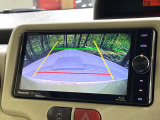 【バックカメラ】駐車時に後方がリアルタイム映像で確認できます。大型商業施設や立体駐車場での駐車時や、夜間のバック時に大活躍!運転スキルに関わらず、今や必須となった装備のひとつです!