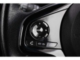 ハンドル左部分でオーディオ操作が可能。そのため、運転中でも目線をずらさずに安全運転♪スマートフォンを接続してハンズフリー通話も可能です。