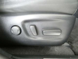 運転席電動シートは、シートポジションを細かく調整できるので長時間の運転もリラックスできますね。