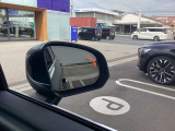斜め後方より接近する車両やバイクがいると、リアバンパーの高性能ミリ波レーダーにより、ドアミラー内側のランプで知らせてくれるBLIS機能を装備しております。とても便利で事故防止に役立ちます。
