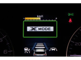 X-MODEは路面に応じてで4輪の駆動力やブレーキなどを最適にコントロール。悪路からのスムーズな脱出をサポートします。