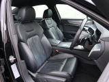 Audi車はどの車種も全てレザーハンドルです。そこにはAudiのこだわりがあり質感の高いレザーでしっかりと手に馴染み、高級感を演出します。