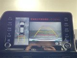 【全方位モニター】まるでクルマを真上から見下ろしたかのような視点で駐車をサポートします!クルマの斜め後ろや真横など、前後左右の4つのカメラの映像が合成されて、モニターに映し出されます。