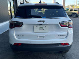 後方から見ると特徴のあるテールランプシンプルにjeepエンブレムが付いてきます。