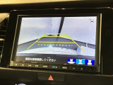 リバースギアに入れるだけで後方の表示へ切り替わります。夜間や雨の日の駐車も楽になりますよ。
