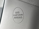 【カーテンエアバッグ】側面衝突時または車両横転時に運転席と助手席の搭乗者および後席搭乗者の頭部、頚部を保護するカーテン状のエアバッグをルーフサイド部に搭載しております。