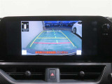 車両後方の映像を映すバックモニター。進路を確認しながら安全に車庫入れできます。