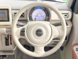インテリアに合わせたデザインのステアリングは、運転される方のことも考え、運転しやすい形状、大きさです。是非一度、実際に触ってお確かめください。