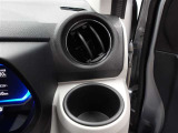 運転席のカップホルダーはエアコンの吹き出し口にありますので冷やしたり温めたりすることが出来ます☆