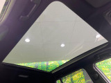 【パノラマルーフ】大型のガラスルーフ搭載で車内の解放感が一気にアップ!開放的なドライブをお楽しみいただけます。