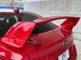 【大型リヤスポイラー】スポーツカーらしさがグッと引き立つ大型リヤスポイラーを装着♪高速走行時のスタビリティ(走行安定性)向上に役立ちます。
