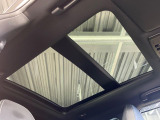 【大型サンルーフ】車内の解放感が一気に上がる大型のパノラマルーフ!季節を問わず開放的で快適なドライブをお楽しみいただけます。流通量も少なく希少価値の高い人気の装備です♪