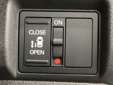 【片側パワースライドドア】片側がパワースライドドアになっており、運転席のスイッチやスマートキーでも開閉が可能です!開口部も広いので乗り降りも楽々♪
