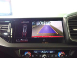 ヤビューカメラの映像には、駐車をアシストするガイドラインも表示されます。