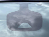 【エマージェンシーブレーキ】走行中に前方の車両等を認識し、衝突しそうな時は警報とブレーキで衝突回避と被害軽減をアシスト。より安全にドライブをお楽しみいただけます。
