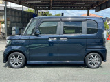当社の車両には『安心して車選びをしていただくために』お支払い総額を表示しております。税金、自賠責保険料、登録費用、リサイクル料金が含まれており、県内登録及び届出で店頭納車の場合になります。