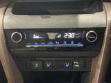 【オートエアコン】一度お好みの温度に設定すれば、車内の温度を検知し風量や温度を自動で調整。暑い&hellip;寒い&hellip;と何度もスイッチ操作をする必要はありません。快適な車内空間には必須の機能ですね♪