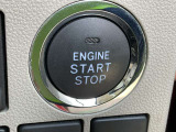 プッシュエンジンスターターです。キーを取り出すことなくブレーキペダルを踏みながらボタンを押すだけでエンジンが始動できます。