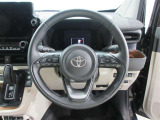 ステアリングから手を離さず、運転に集中したままオーディオ等の操作や安全装置の設定などが行えます。