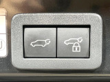 【パワーバックドア】スマートキーや運転席のボタンを押すだけでリアゲートが自動で開閉します!荷物を持っている時や、高い位置にあるバックドアを閉める際に便利な機能です♪