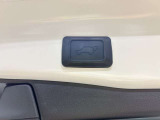 パワーバックドアです。荷物を持っていても、ボタンを押すだけで簡単に開閉ができます。