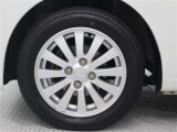 純正アルミホイールは精度が高く、走行の安定性が優れています。タイヤサイズ155/65R14