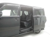 【両側パワースライドドア】両側パワースライドドア付きだから、狭い駐車スペースなどでの 乗り降りラクラク!小さなお子さまのいるご家庭には嬉しい装備。