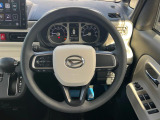 インテリアに合わせたデザインのステアリングは、運転される方のことも考え、運転しやすい形状、大きさです。是非一度、実際に触ってお確かめください。