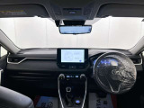 落ち着いたカラーの内装で、ゆったりと運転したい方に。