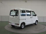 重い荷物を積込むのに楽な630mmの低い荷室地上高と、背の高い人もかがむ事無く作業ができる約1870ミリの高さです。