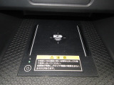 ワイヤレス充電器がついています。対応スマートフォンを置くだけで充電が可能です。