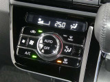 【オートエアコン】車内温度を感知して自動で温度調整をしてくれるのでいつでも快適な車内空間を創り上げます!どの席に座っても快適なドライブが楽しめます♪