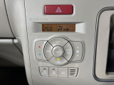 【オートエアコン】一度お好みの温度に設定すれば、車内の温度を検知し風量や温度を自動で調整。暑い&hellip;寒い&hellip;と何度もスイッチ操作をする必要はありません。快適な車内空間には必須の機能ですね♪