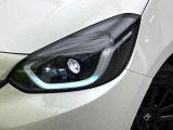 【LEDヘッドライト】悪天候や夜間走行時も良好な視界を確保し安心して運転できる高輝度LEDヘッドライトを装備!点灯速度が早く、消費電力も抑えられています。