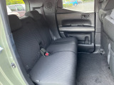 ★セカンドシートアレンジ★ 左右分割式のチップ機構を備えています。荷物の状況に応じて使い分けできます。背の高い荷物も積込みOKです。