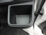 カップホルダーは運転席や助手席からちょうど手の届く位置です!!