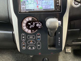 オートエアコンですので温度の調整がボタンをお押すだけででき楽で便利です。
