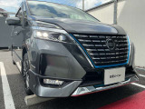 LEDヘッドライトはハロゲンランプの約2倍の光量で明るく遠くを照らし、夜間走行時の視認性を高めます。さらに長寿命や省電力、スタイリッシュな印象も際立たせます。