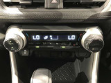 【オートエアコン】一度お好みの温度に設定すれば、車内の温度を検知し風量や温度を自動で調整。暑い&hellip;寒い&hellip;と何度もスイッチ操作をする必要はありません。快適な車内空間には必須の機能ですね♪