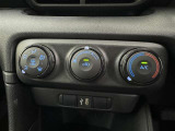 操作が簡単なマニュアルエアコンを装備しています。