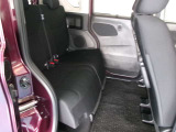 リヤシートは左右分割でシートスライド 個別でシート位置が調整可能