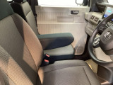 アームレストは、運転中の腕をしっかりと支えることで、疲労を大きく軽減してくれます。